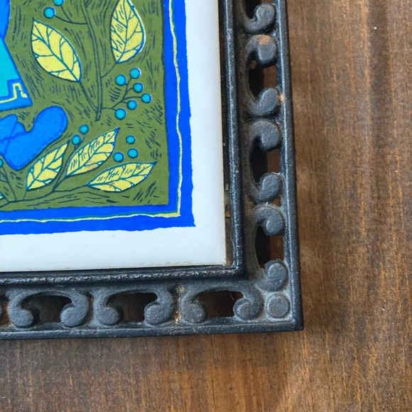 MCM Cast Iron Ceramic Tile Drummer Boy Retro Blues Greens 12x8” Vintage Trivet - Picture 6 of 14